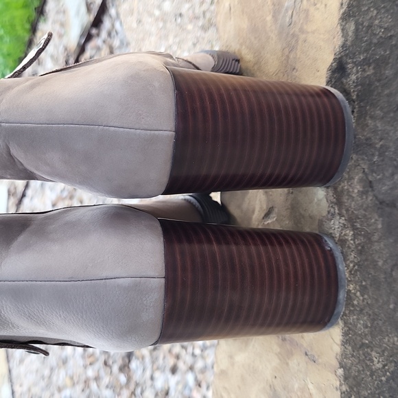 Gibson and Latimer Ankle Boot - Like New - Picture 3 of 6